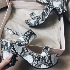 Platform sandals <NWT>